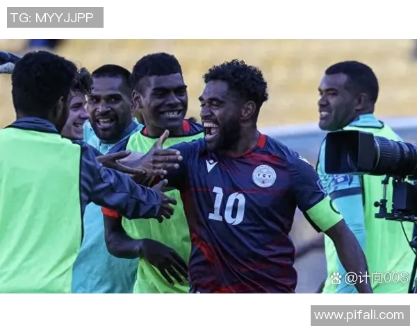 墨西哥一处世界杯训练场地情况百出：一角长满了树，边线是弯的